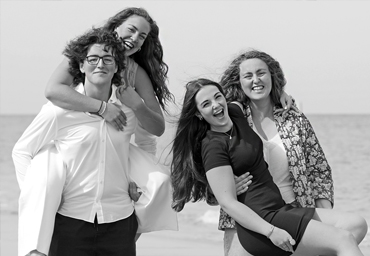 Groepsfoto op het strand – ontspannen en speels portretfotografie van familie of vrienden