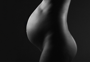 Zwangerschapsfotografie – artistiek portret van zwangere vrouw, eenvoud en zwart-wit stijl